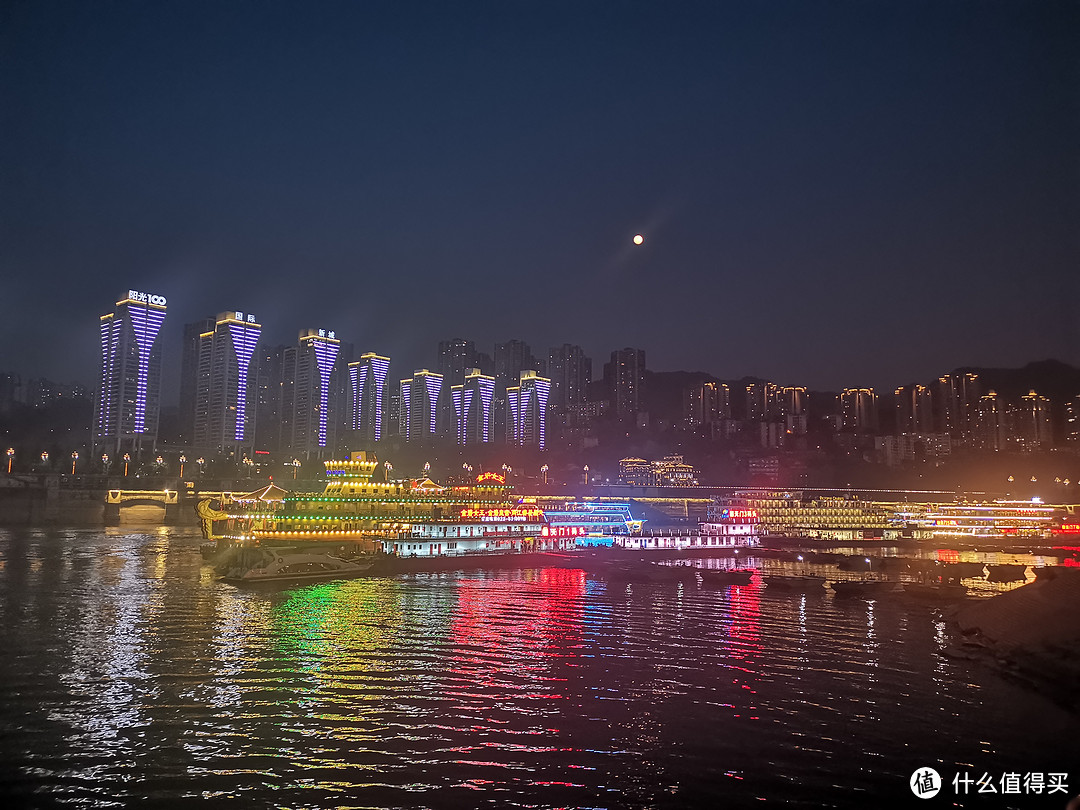 朝天门的夜景非常美丽，晚上灯光都开了，特别漂亮，眼前是灯火辉煌的码头，还有花枝招展的游船穿梭来去。