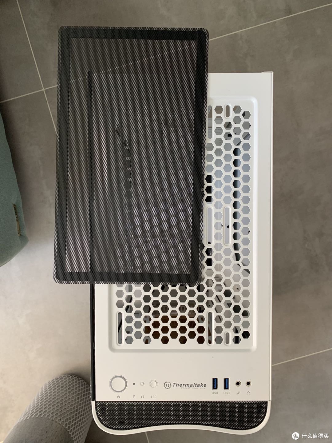 顶部磁吸滤网方便清洗，两个USB3.0，LED按键可以切换灯效。（左下角那个不是穿了渔网丝袜的腿，那个是特么二氧化碳瓶）