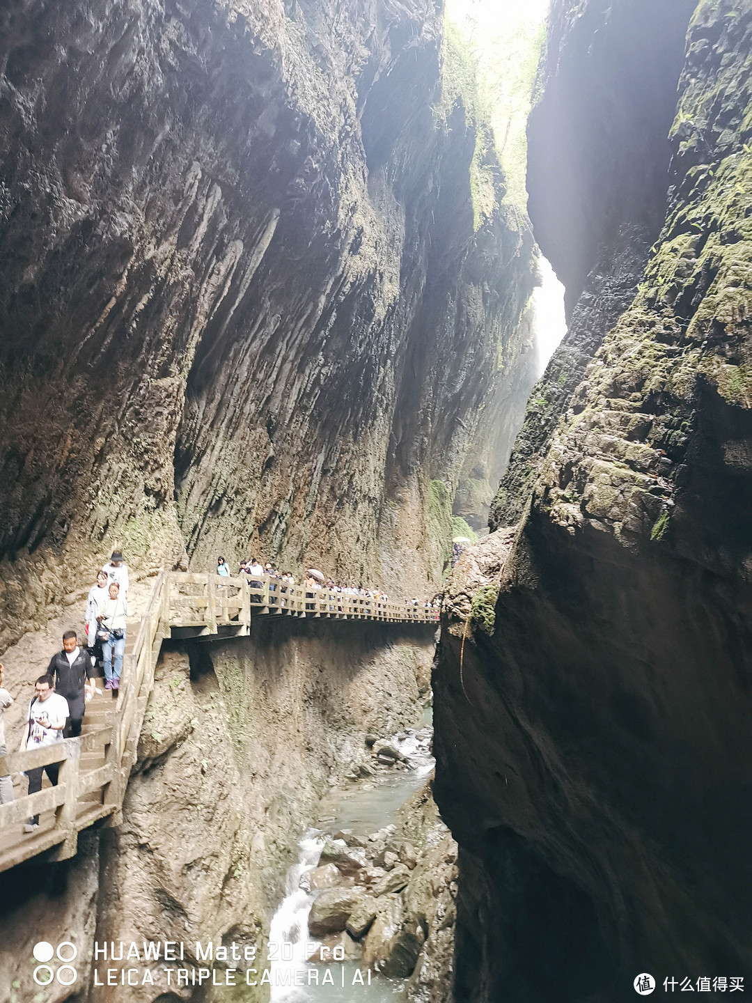 在云雾缭绕、百丈悬崖、水溶石缝中，领略龙水峡地缝的壮观与奇特。