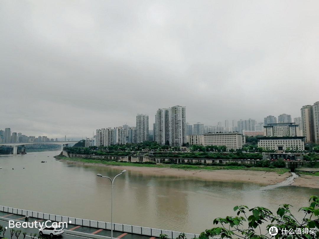 《从你的全世界路过》电影里也多次出现江北的场景， 江北的房价在重庆一路走高，它承担着这个城市一路向北的使命。也代表着重庆的新生力量。