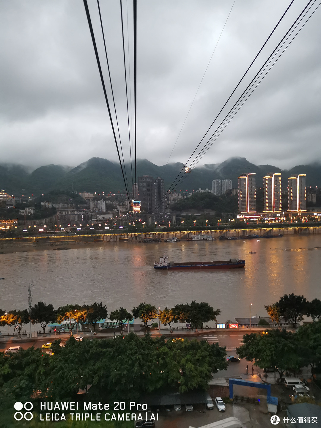 缆车从长江的一岸慢悠悠的到另一岸，在索道脚下就是整个山城美景，从朝天门到湖广会馆再到三江并流等等重庆很多景点~