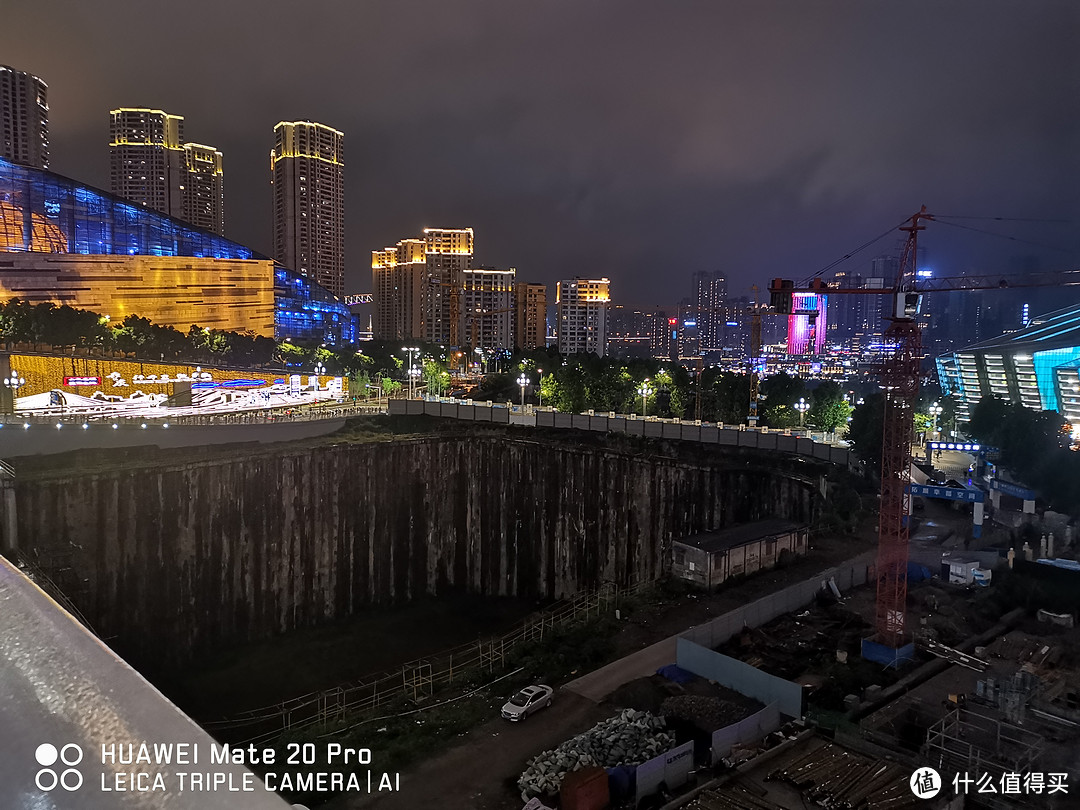 雨越下越大，地板又滑，小D童鞋悔不当初没有坚定信念，在马路边买把伞备着，也是我的错，哎，不说了。。。