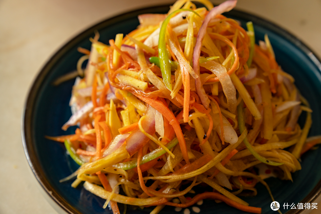 小菜可以给抓饭解油腻，似有一种吃饺子时“原汤化原食”的感觉。