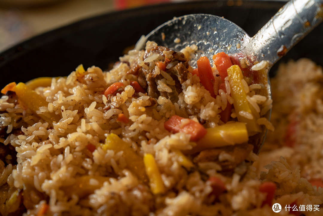 在锅中将肉、菜、米搅拌均匀。