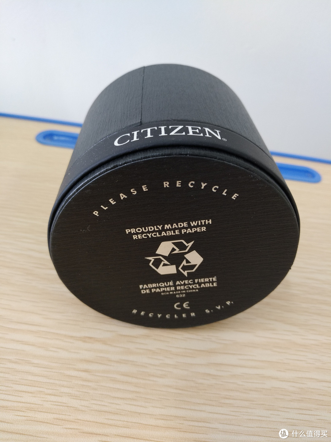 图3(h). 底部一圈同样印有CITIZEN Logo, 可以看出贴合比较紧, 打开方式 须用力拔出!