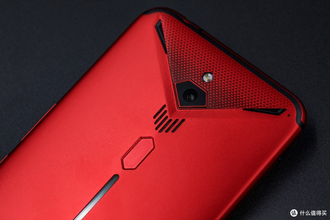 能够连接百兆网线搭配4d震感的旗舰游戏手机红魔3真机实拍