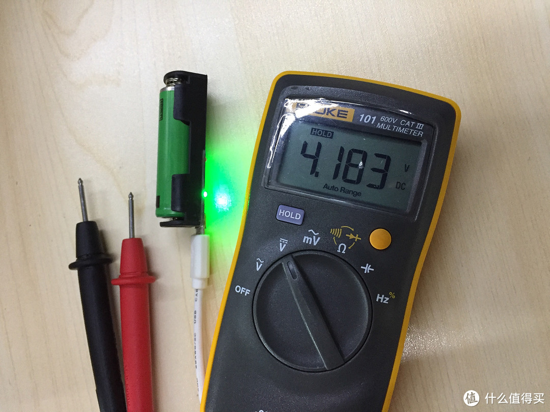 ↑ 当电池充满时，绿色LED亮起，此时电池电压实测为4.183V