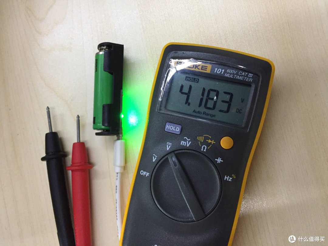 ↑ 当电池充满时，绿色LED亮起，此时电池电压实测为4.183V