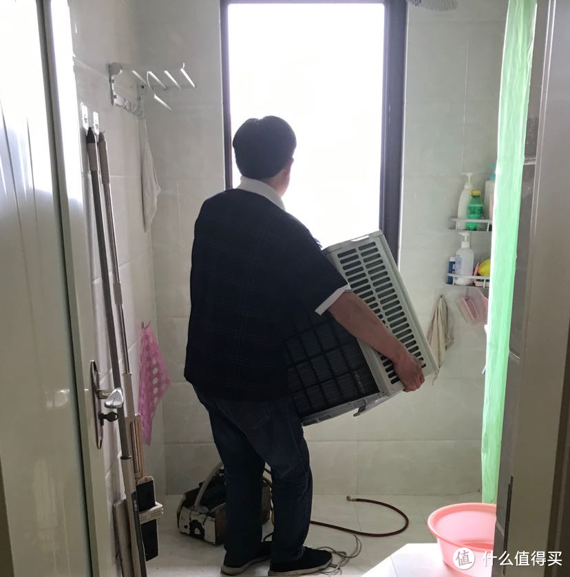 一个师傅就搬过去了