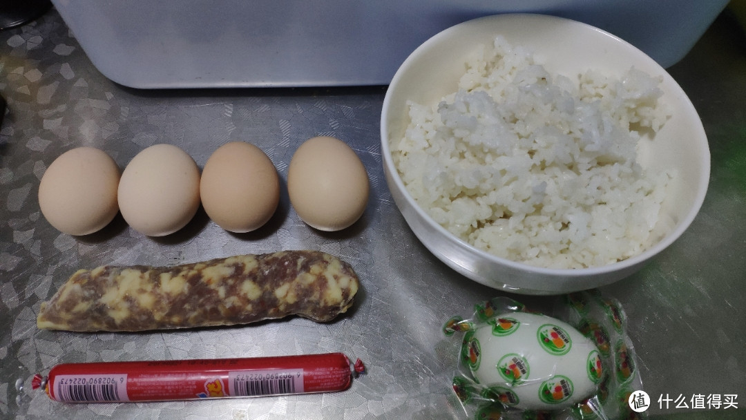 一碗豪华腊肠炒火腿肠炒咸鸭蛋炒蛋炒饭