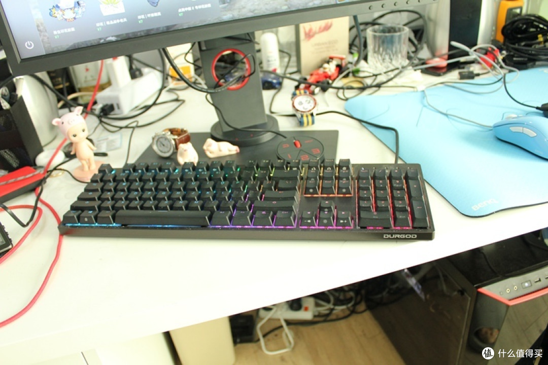 拒绝摆拍!晒晒CSGO老兵“乱中有序”的电竞&办公中心