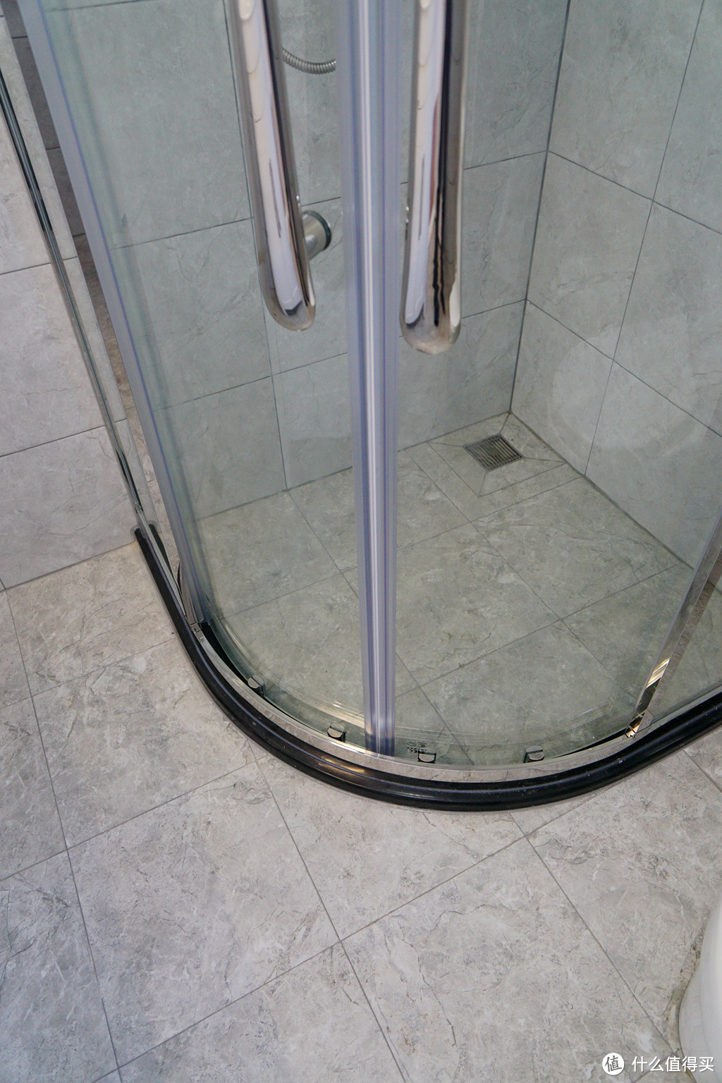 圆弧拉门设计增加淋浴区空间