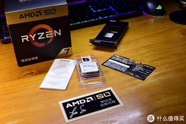 打开AMD Ryzen 7 2700X 五十周年纪念版CPU盒子的包装我们可以看到两个绝对信仰的东西