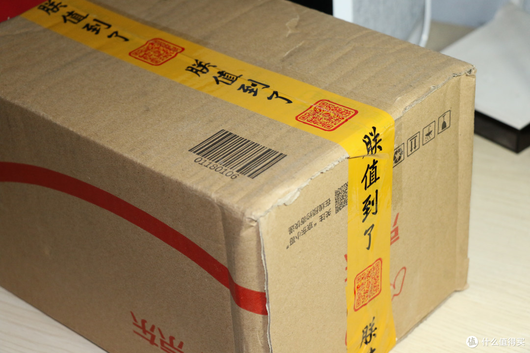 日前京东快递小哥送来了一个大的夸张的包裹，看到封箱胶带推测是张大妈家的