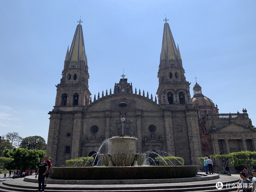 从自由广场拍的Guadalajara Cathedral（瓜达拉哈拉大教堂）