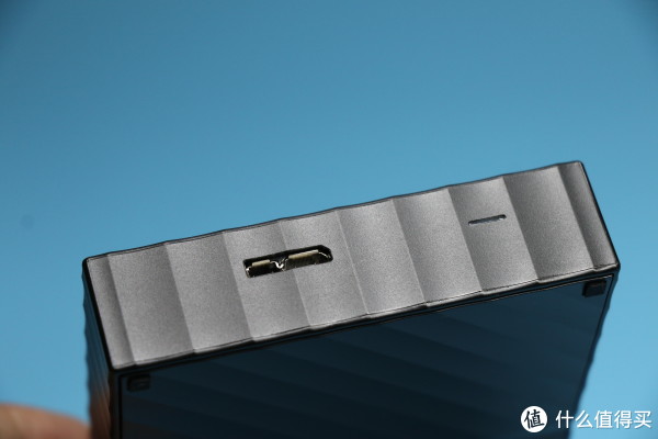 USB 3.0接口，右侧的应该是指示灯吧