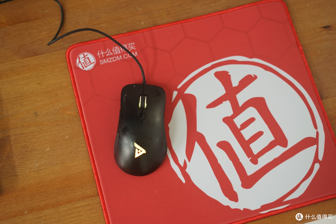 专门收拾了下桌面,附可能是这波活动最老的显示器
