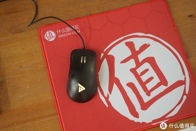 专门收拾了下桌面,附可能是这波活动最老的显示器