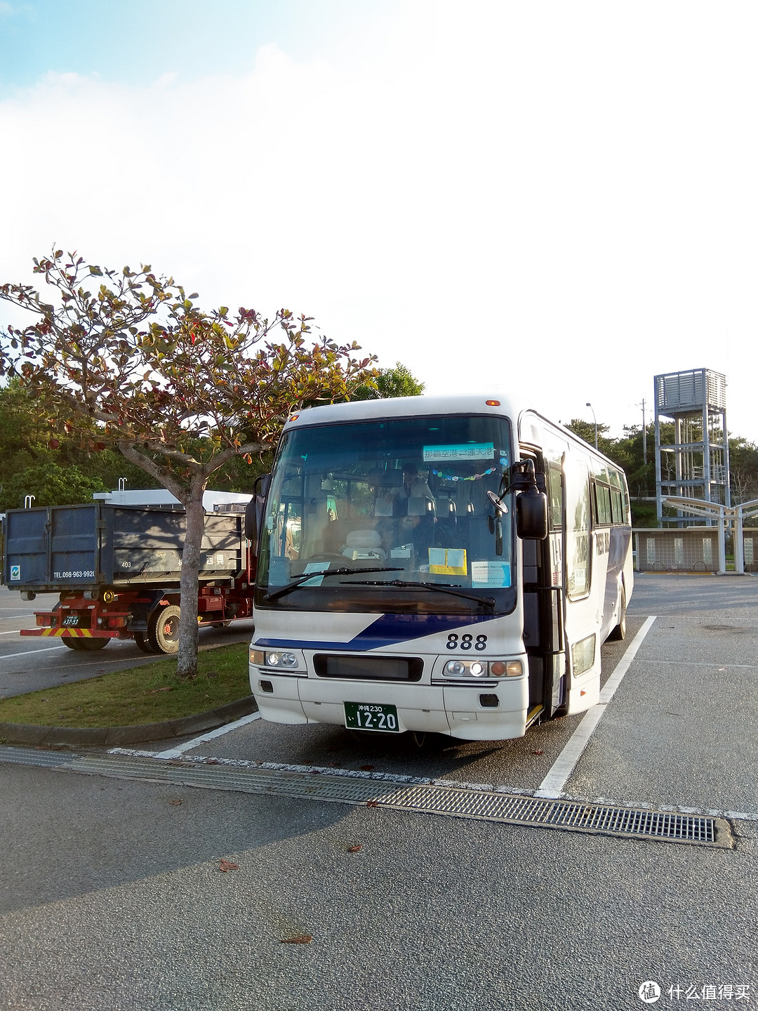 从机场出发的yanbaru  bus在休息站