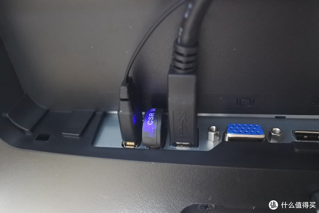 左边两个USB2.0的接口，一个用来接喇叭的电源，一个接蓝牙接收器（连接蓝牙鼠标键盘）