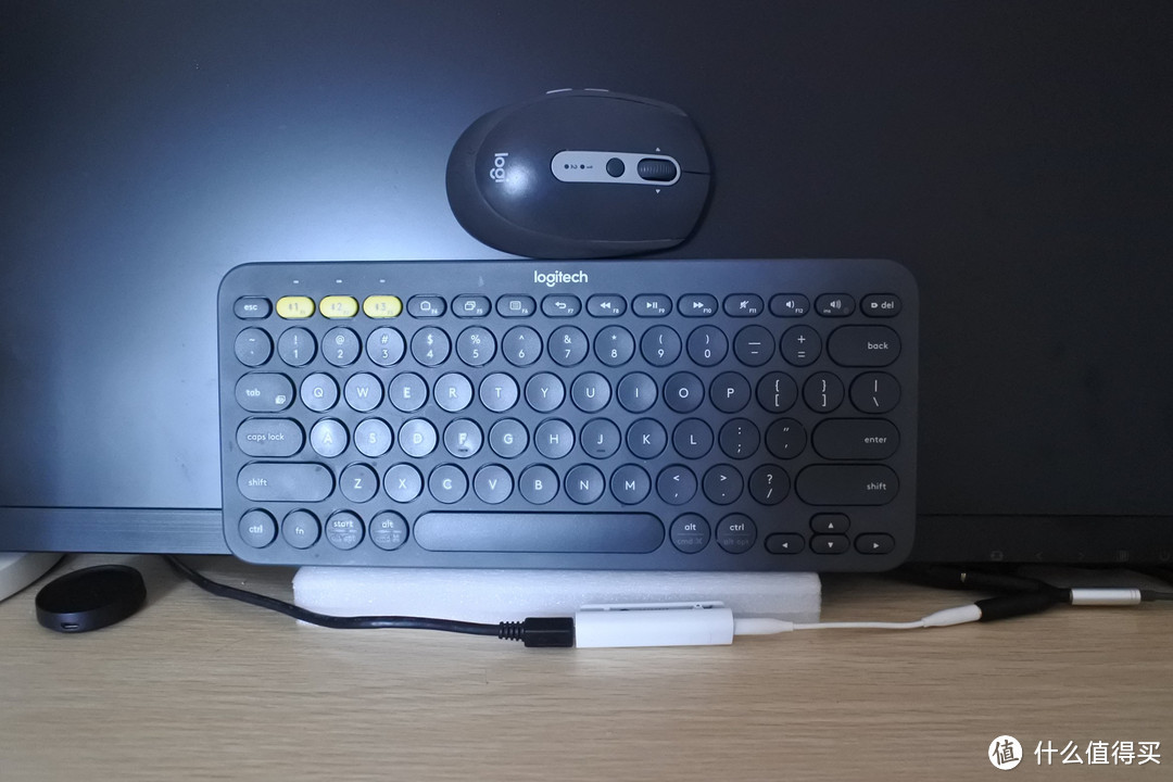 平常鼠标键盘不用的时候，就像这样子立起来，能空出桌面更多的空间