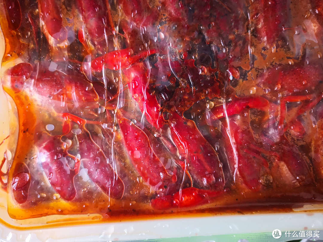 透过透明包装看见龙虾和调味料