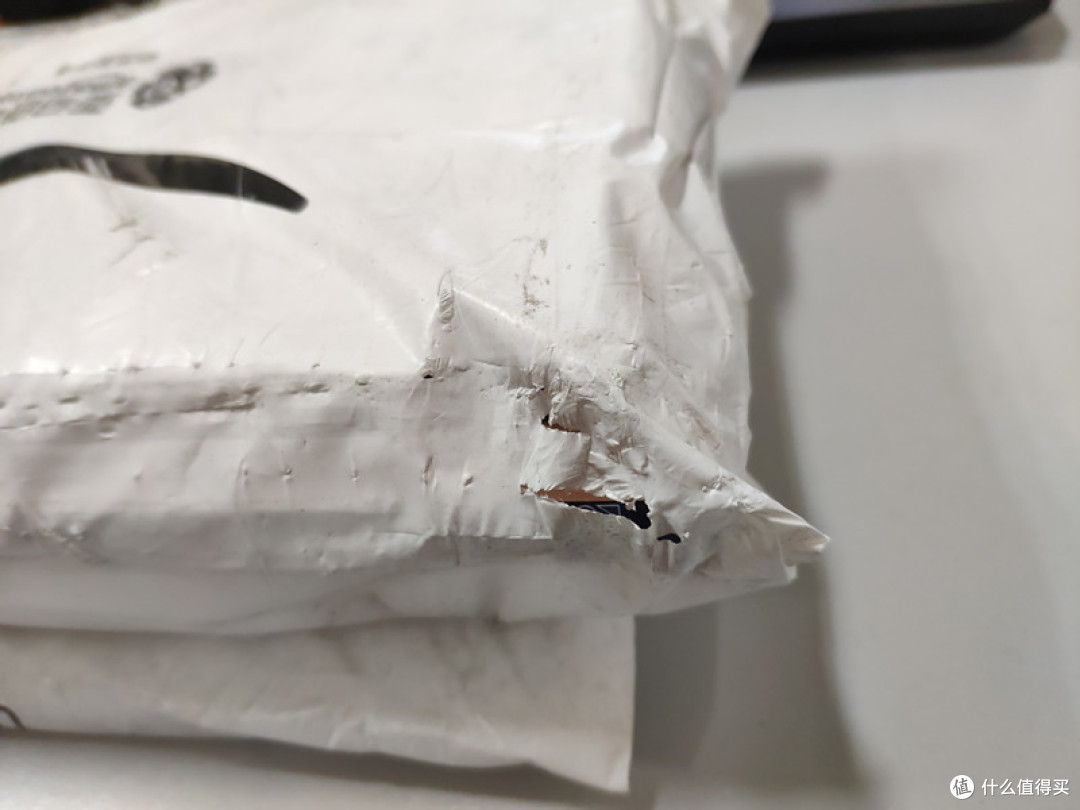 近期亚马逊的快递好像都包出去了，包装明显不行了，一个包裹外袋磨损严重