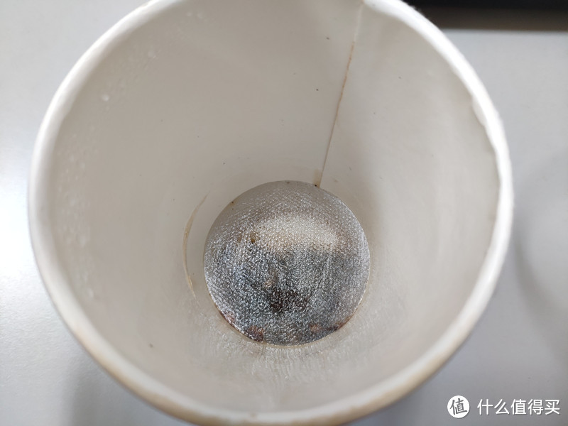 喝完可以看到底部的茶叶茶渣并没有到上面来，滤纸还是很给力的，不像平时喝普洱的时候，杯底都是