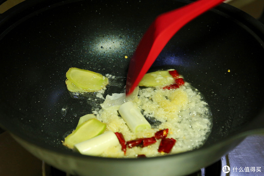 油温6成热，放入葱姜蒜干辣椒，喜欢吃洋葱的，还可以切点洋葱一起