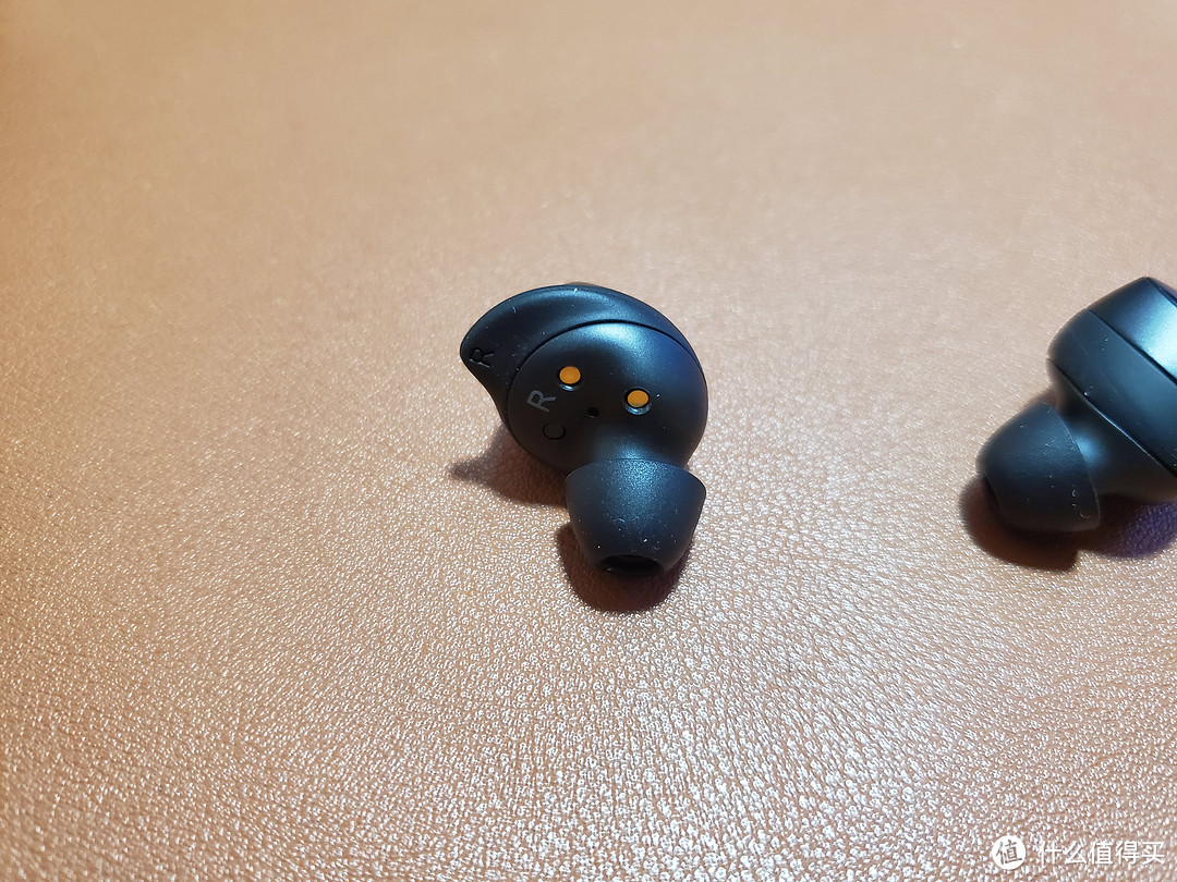 内部是充电的金属触点，和距离感应器，这样摘下来的话可以自动暂停音乐。