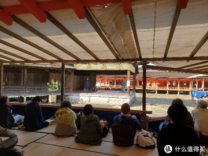 周末，所以神社有当地剧目表演