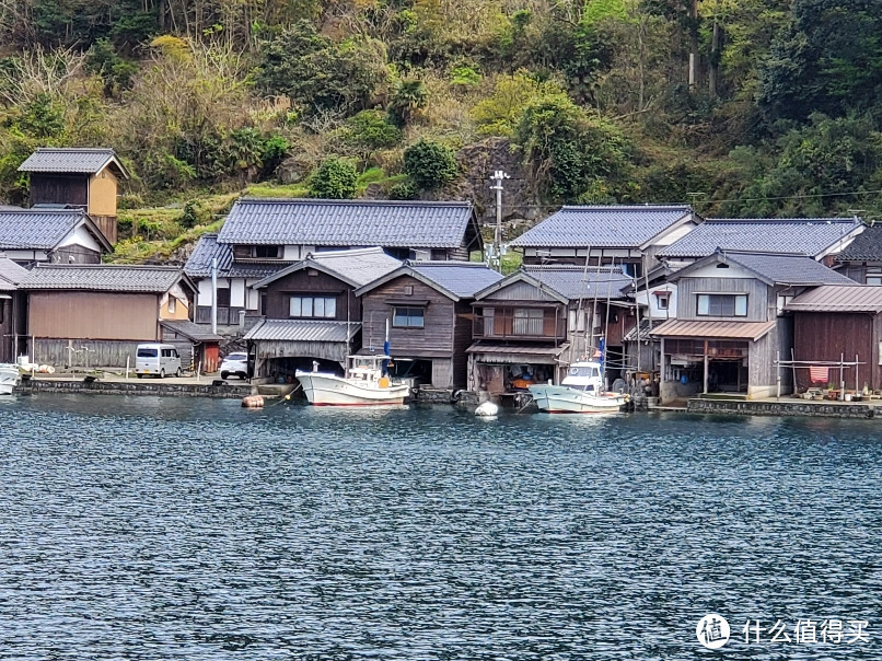 伊根舟屋，每家自带码头，方便出海捕鱼。不像日本文化，倒是很中国东南以及东南亚文化。