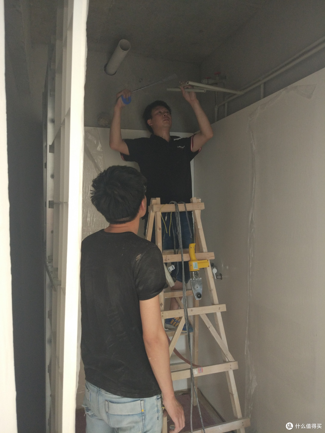 墙板后的冷热水管与预留的冷热水接口对接