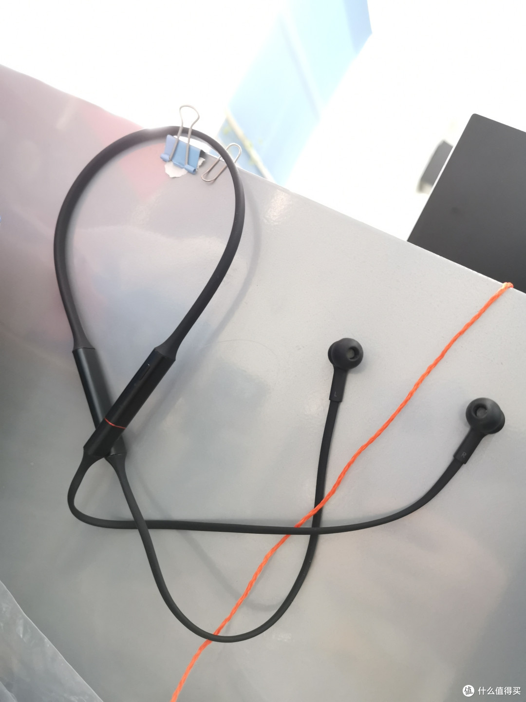 耳机两边带吸铁石,耳机相吸自动断连待机