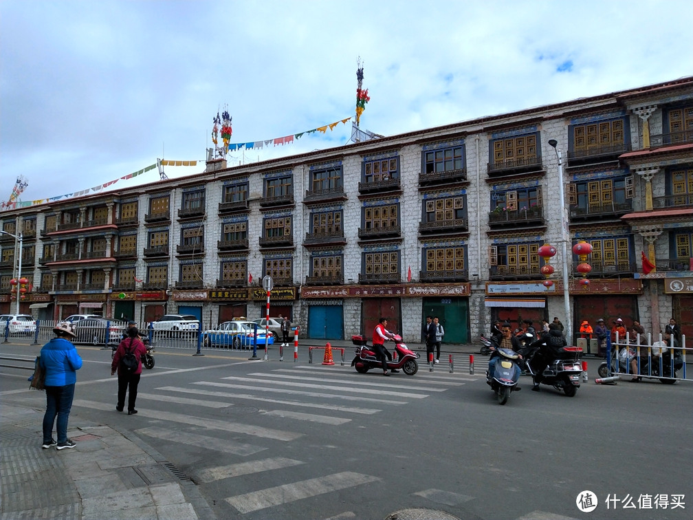阔别了8年再次来到拉萨，不过感觉没有太大变化，建筑依旧保持了传统的藏族特色。