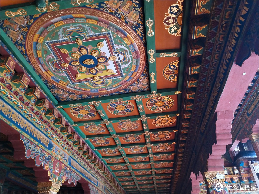 屋顶的mandala曼陀罗装饰象征着修持能量的中心