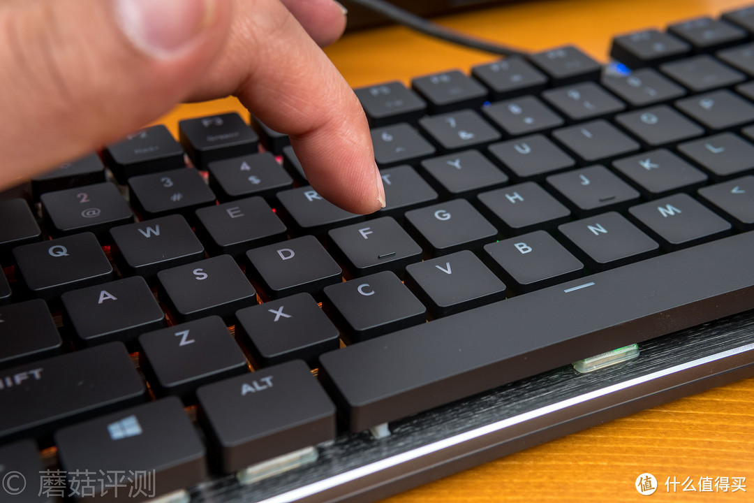 极致轻薄，这把机械键盘可以随身携带——酷冷至尊SK650RGB机械键盘 樱桃矮红轴