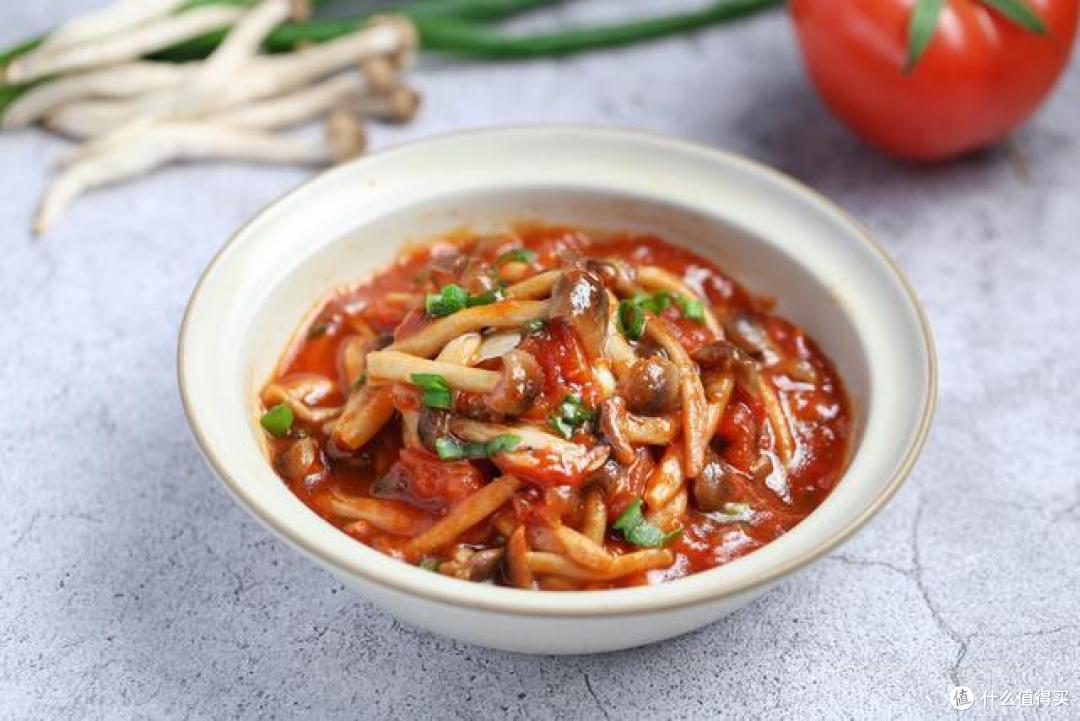 它是低卡吸脂菌菇,和番茄一起煮,脆嫩爽滑,多吃也不胖