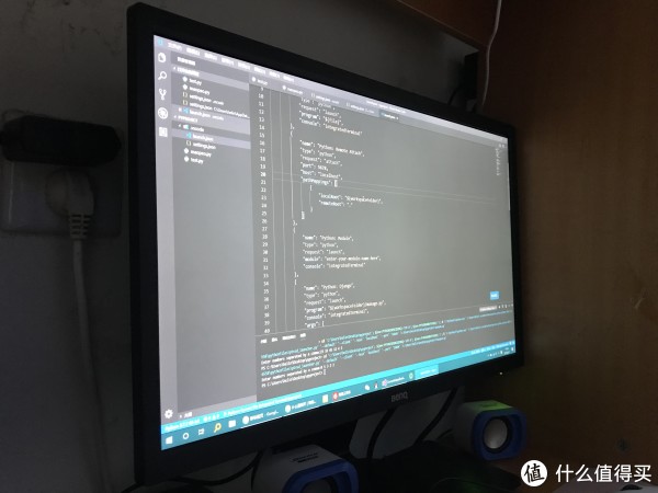 图片可能看起来可视角度不好，但是一般不会这个角度使用，而且手机拍的不真实，人眼看起来能接受，