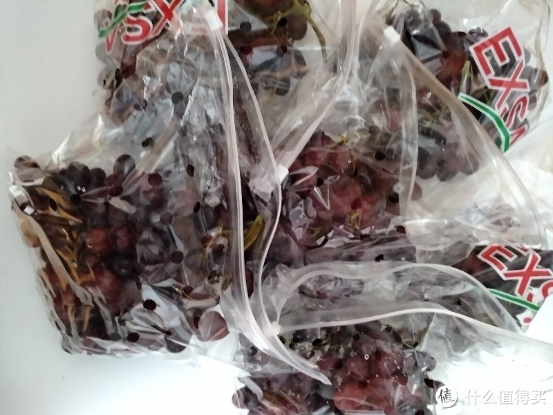 每个袋子里面装1-2扎葡萄