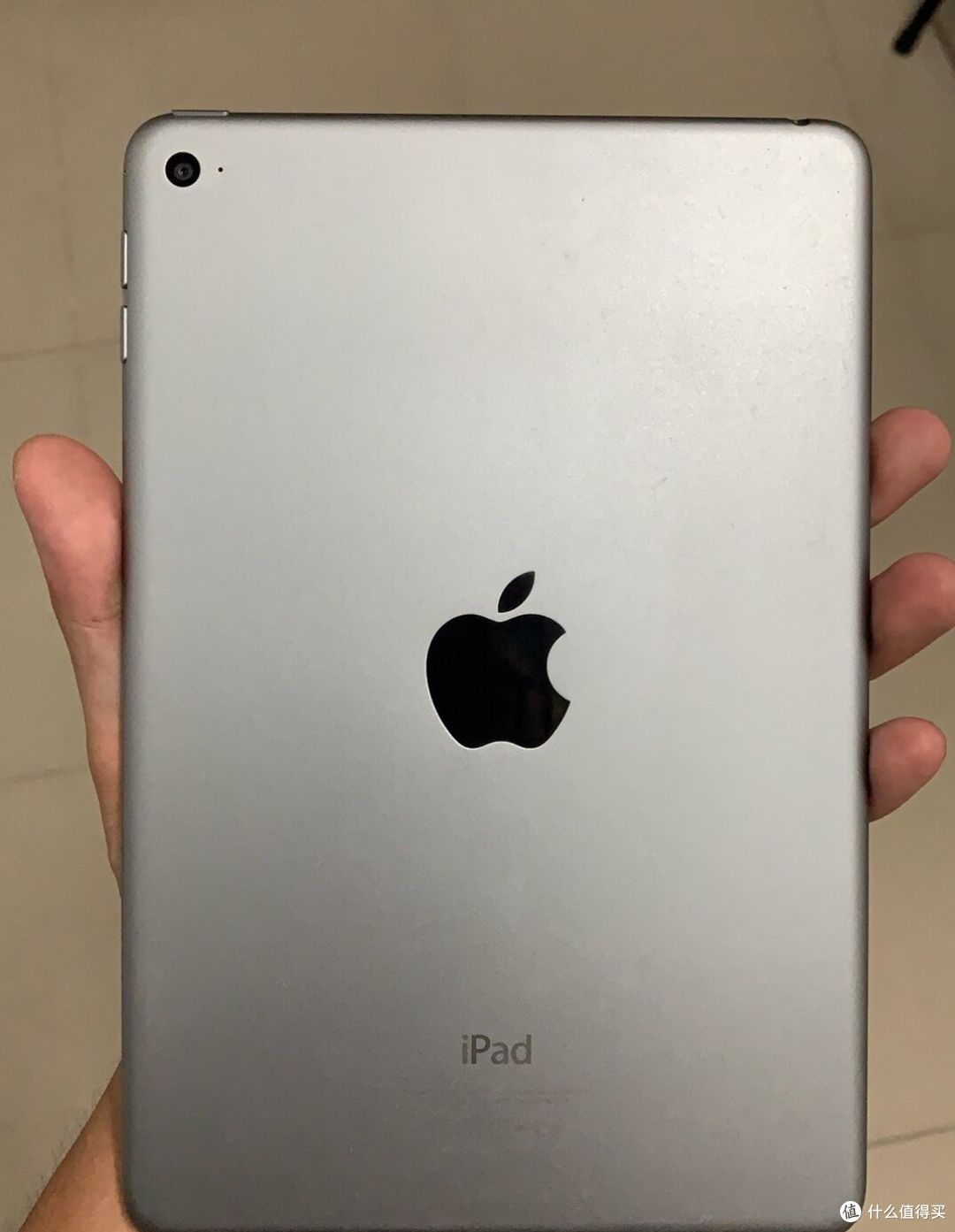 买回来就贴膜戴套的mini4,交易时买家都惊喜的绝佳成色