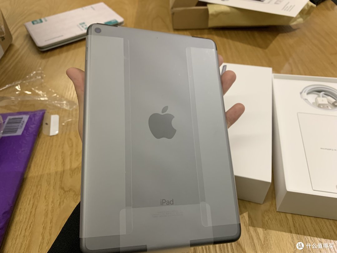 这次的灰色好像比上代要深一点,不知道是不是错觉