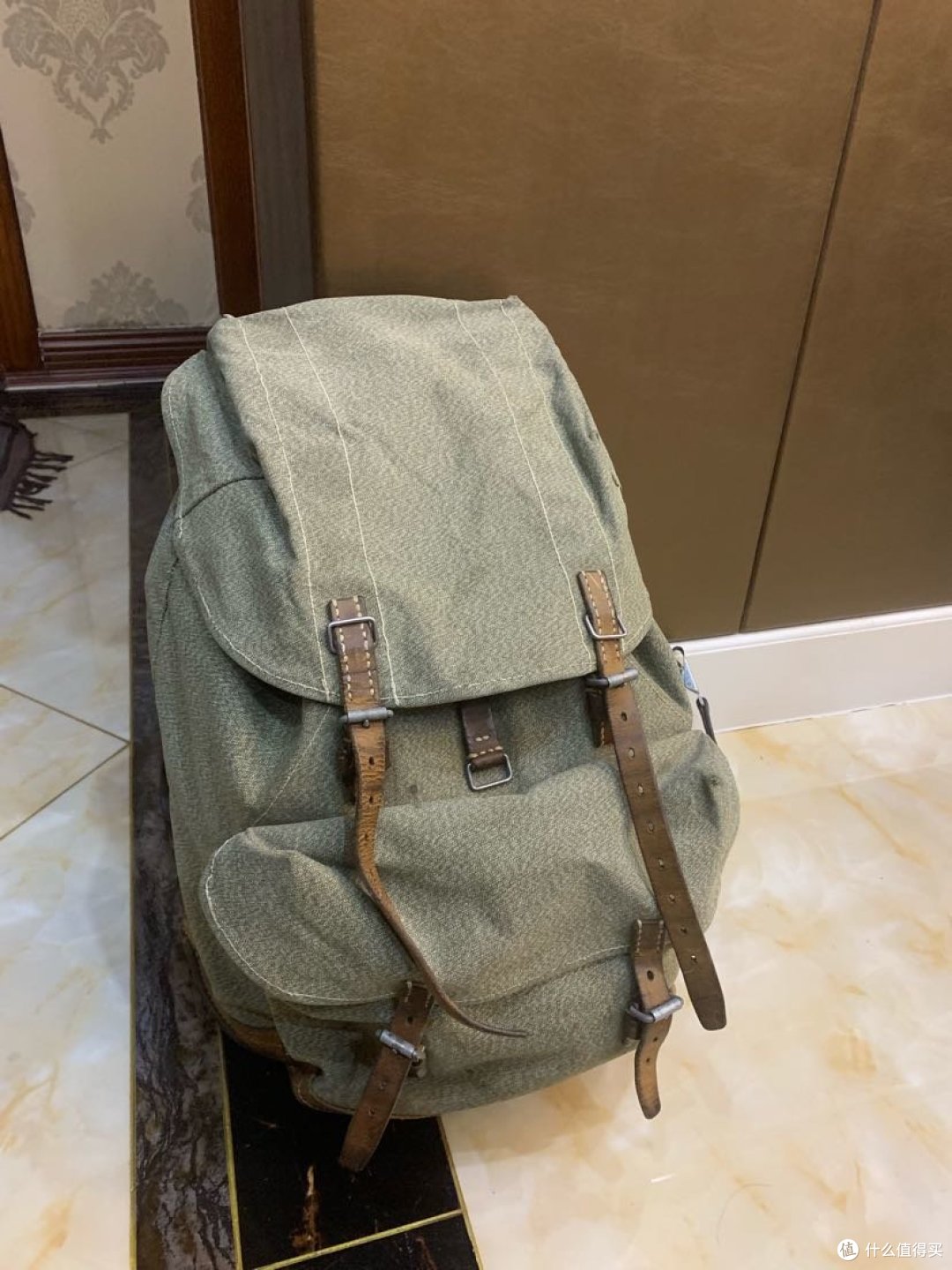 功能性非常多,配合捆扎带能实现非常多的功能,水壶套之类的