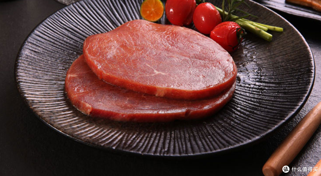 拼接牛排的配料表上你可以看到各种如卡拉胶等食品粘合剂名称.