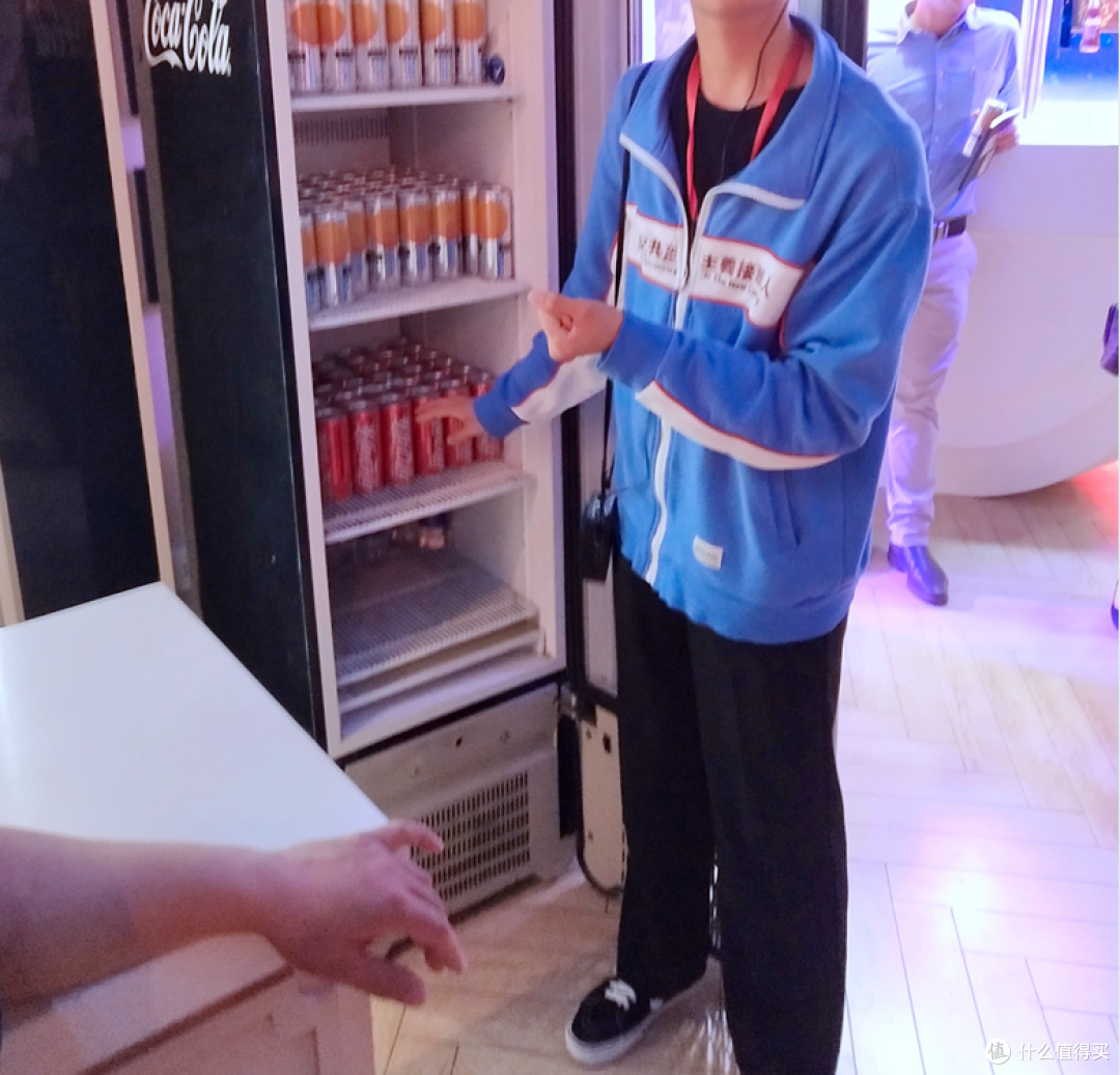 最后自然免不了品尝环节了,可以选择可乐或者美汁源。