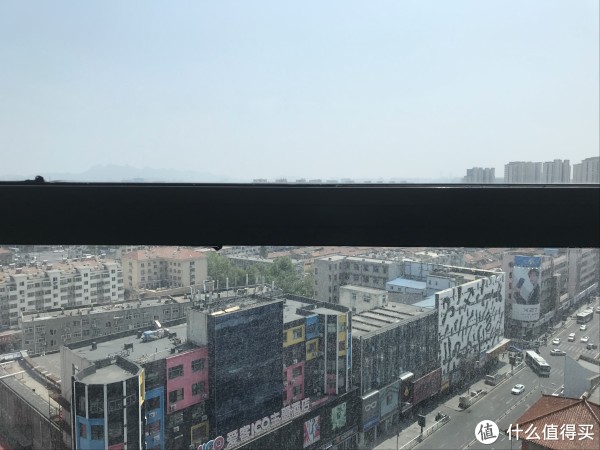上面是擦完的，下面是没擦的，请原谅我的摄影技术，照片真心拍不出来，毕竟对着个天空，附近也没有跟我们一样高的楼挡挡，实际效果很好