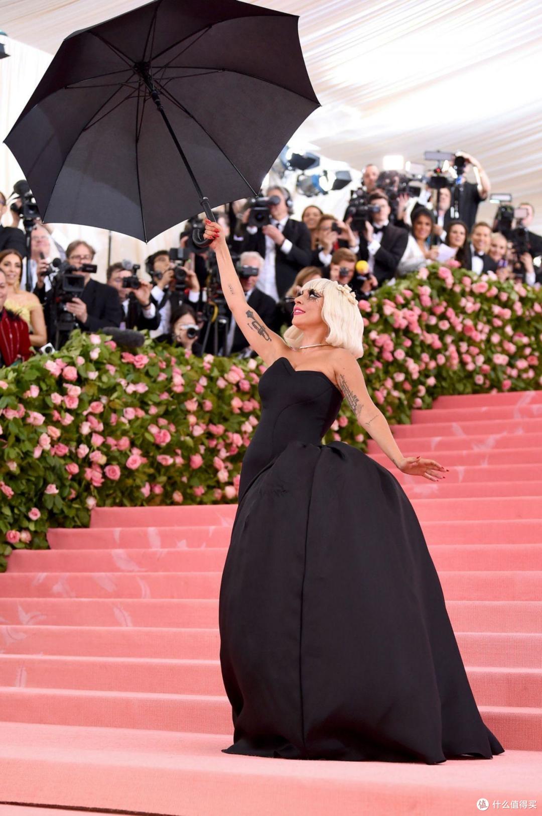 LadyGaga红毯现场换装,MetGala精彩堪比西游记!