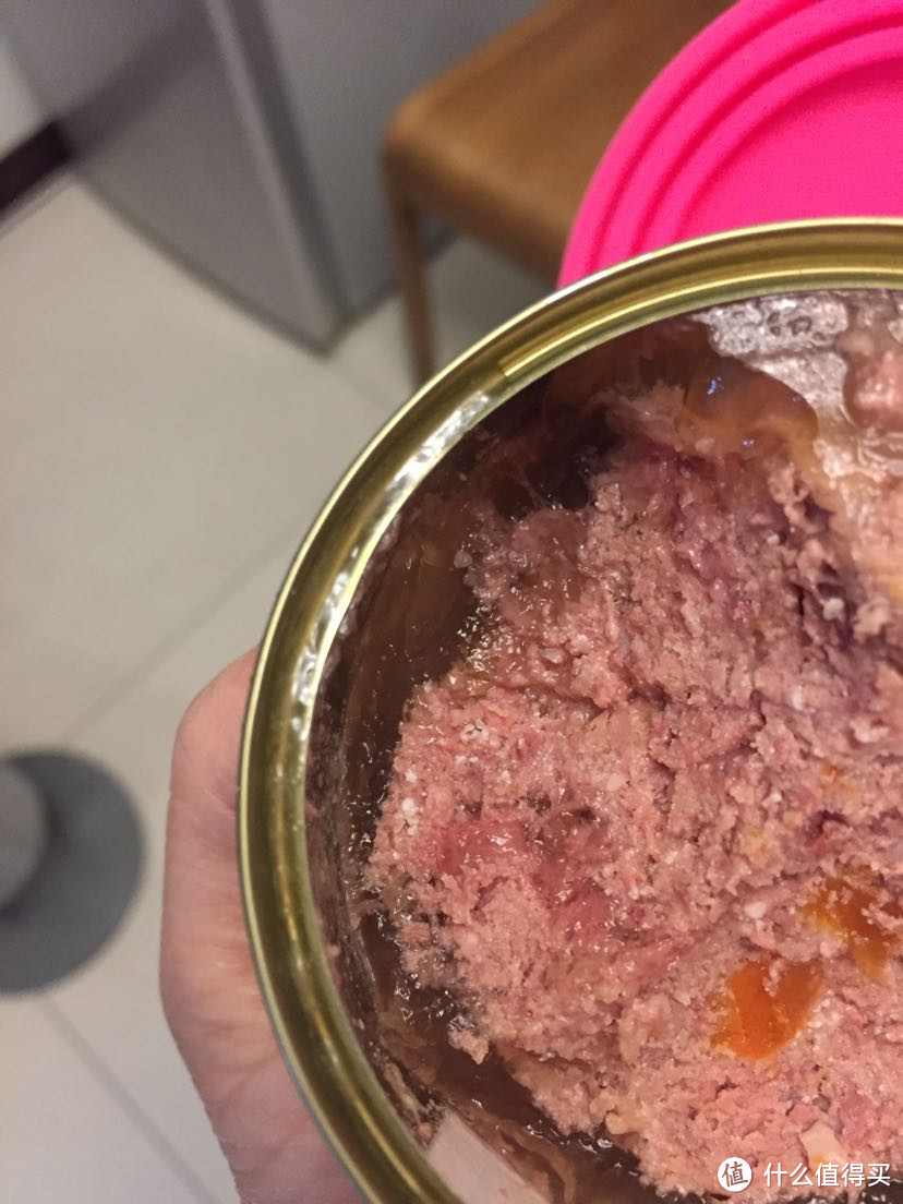 肉和罐壁之间有厚厚一层胶质。