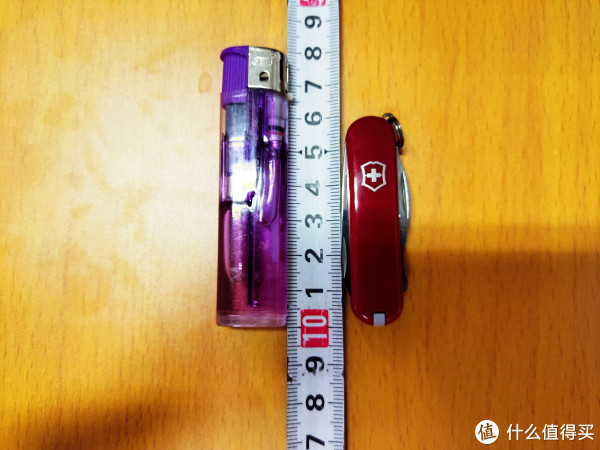 确实很小巧，那个打火机对比一下，大概是打火机的三分之二，长度大约60mm