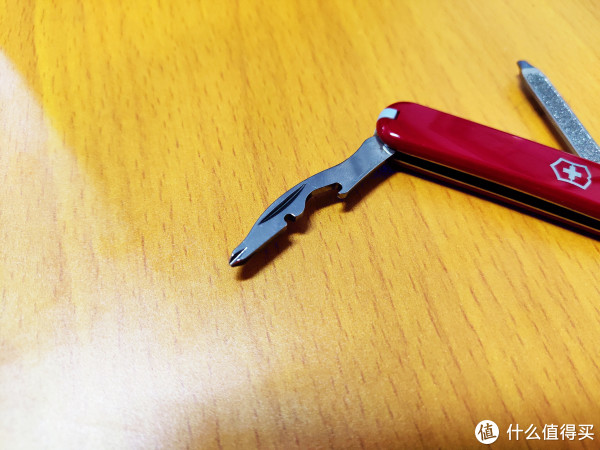 有起子是极好的，还有剥线槽和十字头，大概3mm厚，不用担心强度问题